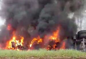 Carreta pega fogo após acidente na BR-040 Carreta pega fogo após acidente na BR-040