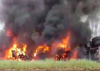 Carreta pega fogo após acidente na BR-040