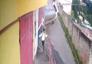 Vídeo mostra criança e cachorro correndo de caminhão desgovernado que descia ladeira desenfreado Criança corre de caminhão desgovernado que descia ladeira, em São João Del Rei