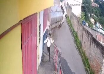 Criança corre de caminhão desgovernado que descia ladeira, em São João Del Rei