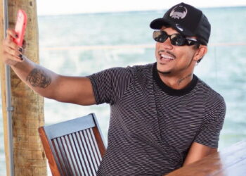 MC Xamã comemora ônibus de graça em Mariana