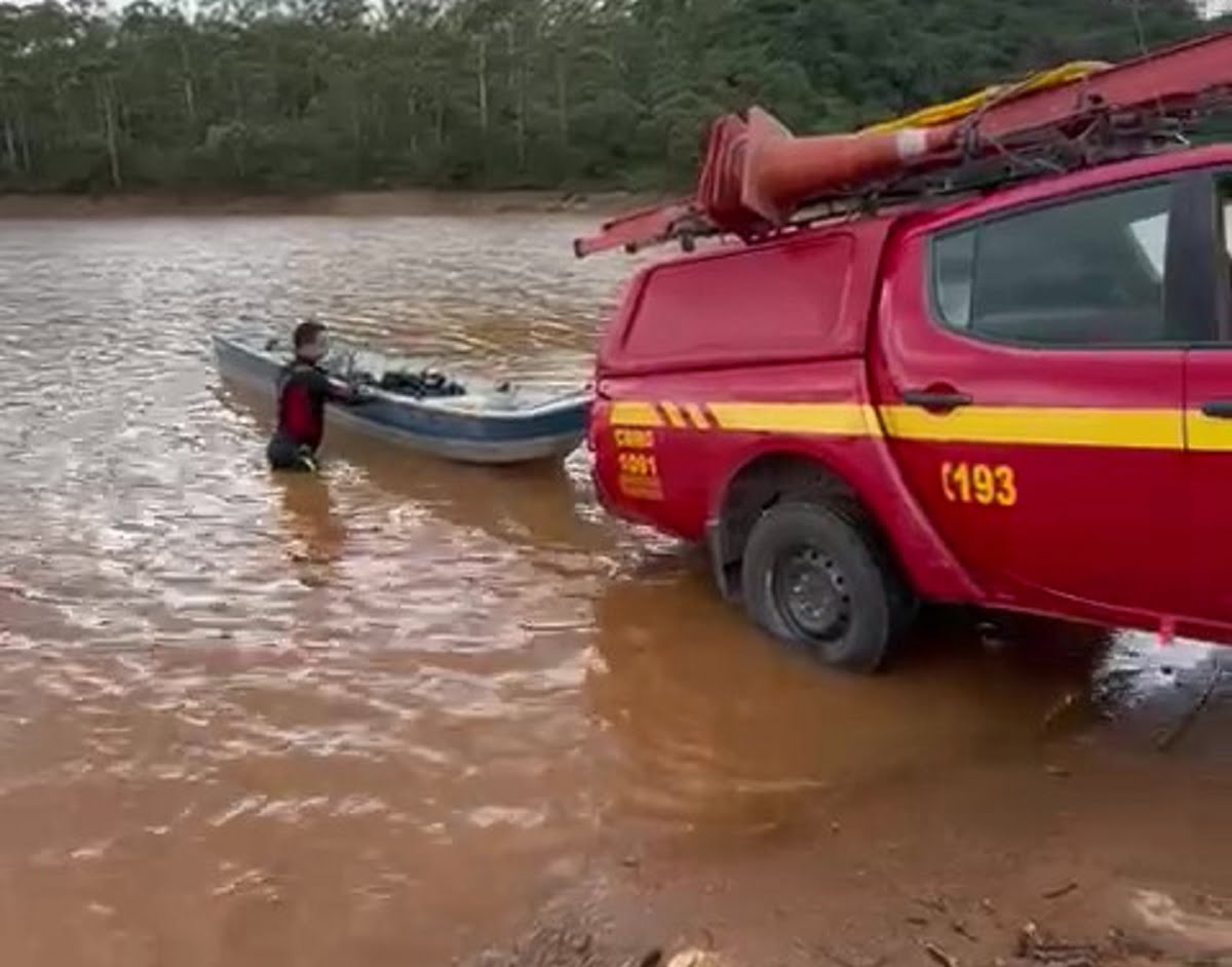 Bombeiros localizam corpo na Lagoa das Codornas, em Itabirito
