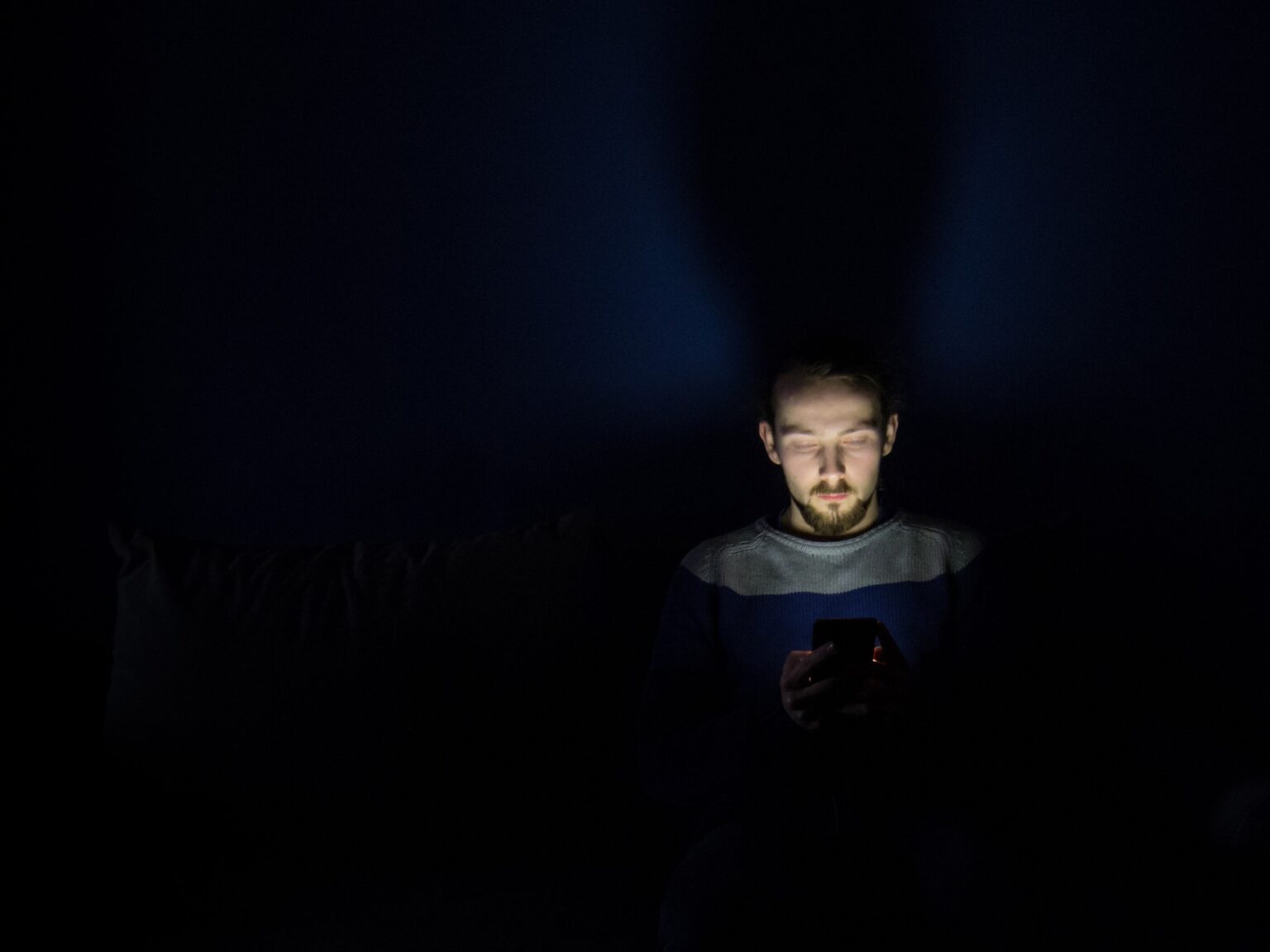 Tecnologia: entenda como a luz azul pode prejudicar a sua vida