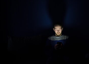 Tecnologia: entenda como a luz azul pode prejudicar a sua vida