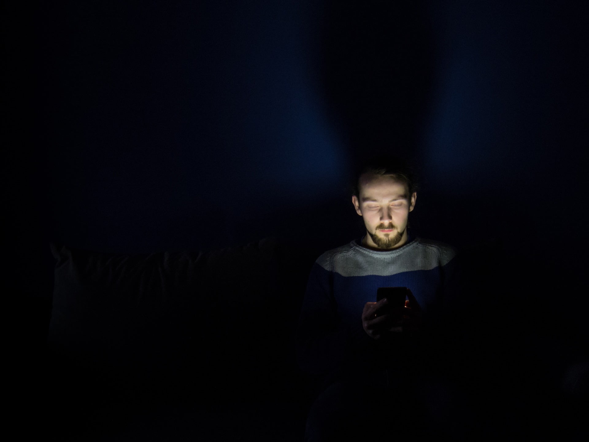 Luz azul, presente em celular, tablet, televisão, computador e outros dispositivos. Foto: Pixabay 