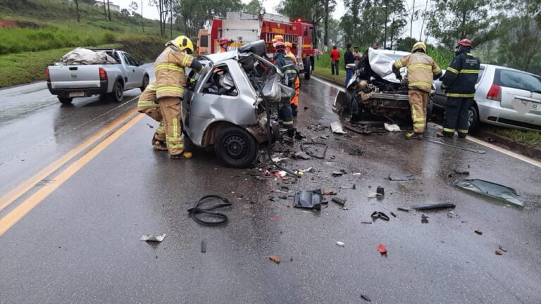Acidente entre três carros deixa vítima fatal na BR-040