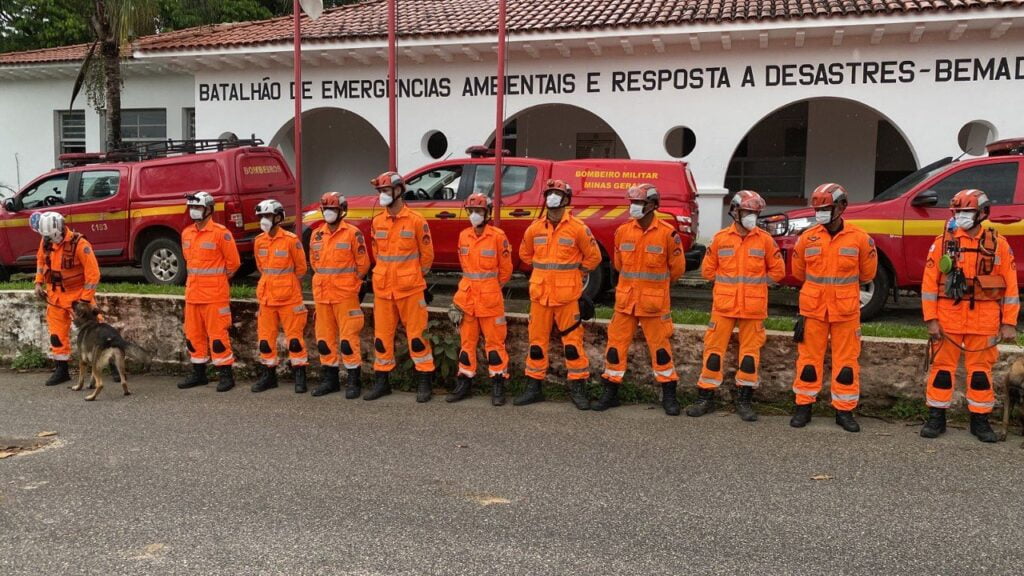 Bombeiros de Minas vão à Petrópolis para apoiar nos salvamentos