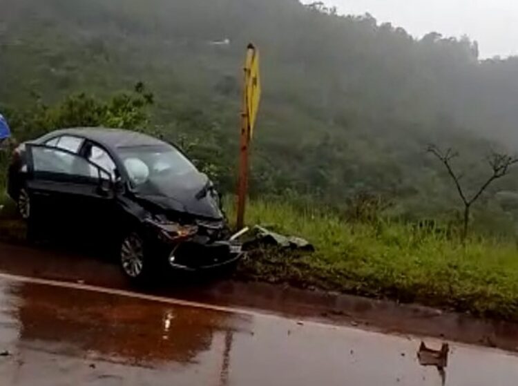 Três pessoas ficam feridas após acidente entre carros na BR-040, em Itabirito