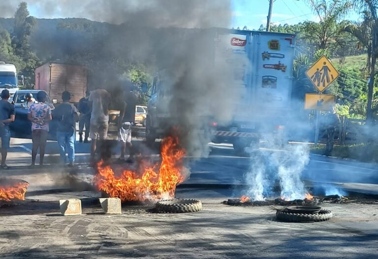 Manifestantes ateiam fogo em pneus e fecham BR-356, em Ouro Preto