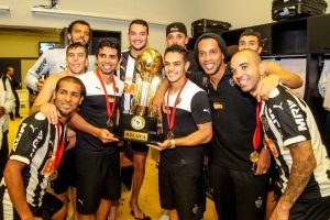 Por onde anda o time da Recopa? O que fazem hoje os 11 titulares do Atlético na batalha contra o Lanús em 2014 Ronaldinho faz 42 anos: os melhores momentos do “Bruxo” no Atlético