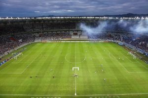 Relembre o último clássico “meio a meio” entre Atlético e Cruzeiro Relembre o último clássico "meio a meio" entre Atlético e Cruzeiro