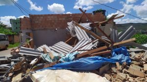 Prefeitura de Mariana derruba casa em área invadida e acende discussão sobre problemas habitacionais Prefeitura de Mariana derruba casa em área invadida e acende discussão sobre problemas habitacionais da cidade