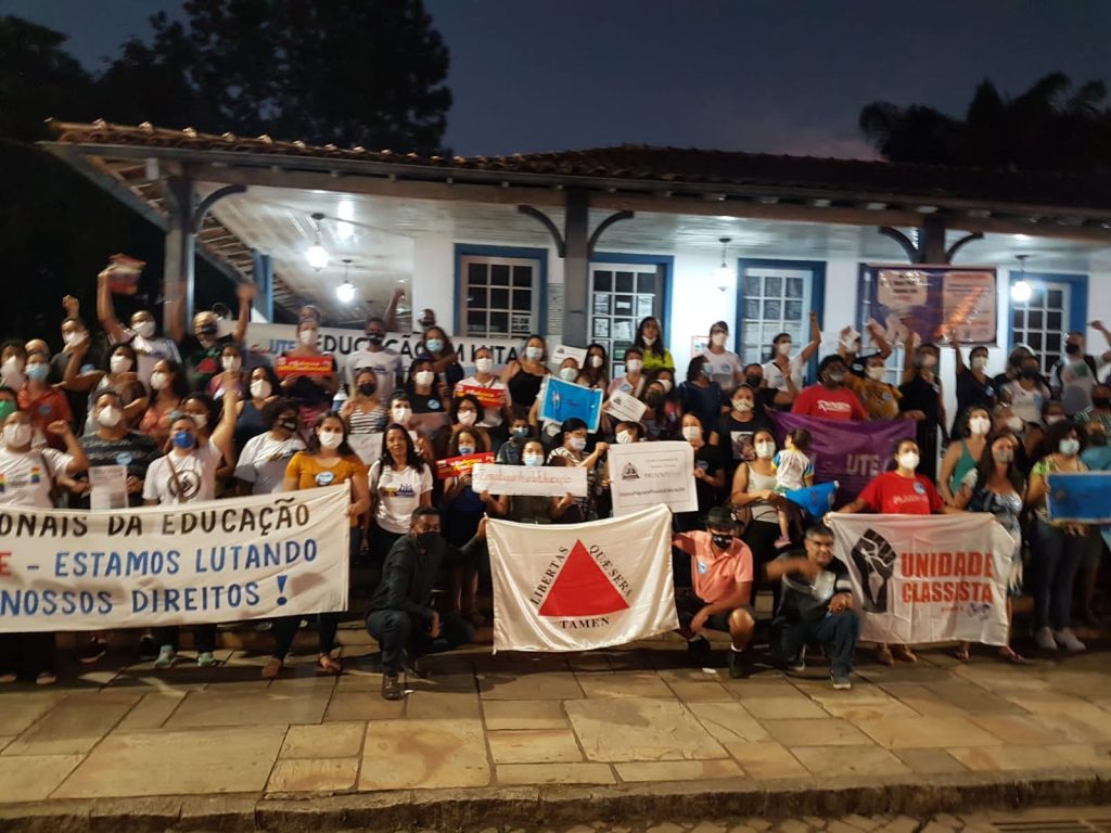 Servidores da educação pedem recomposição salarial em manifestação no centro de Mariana