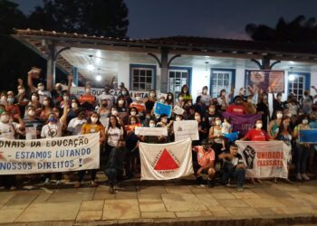Servidores da educação pedem recomposição salarial em manifestação no centro de Mariana