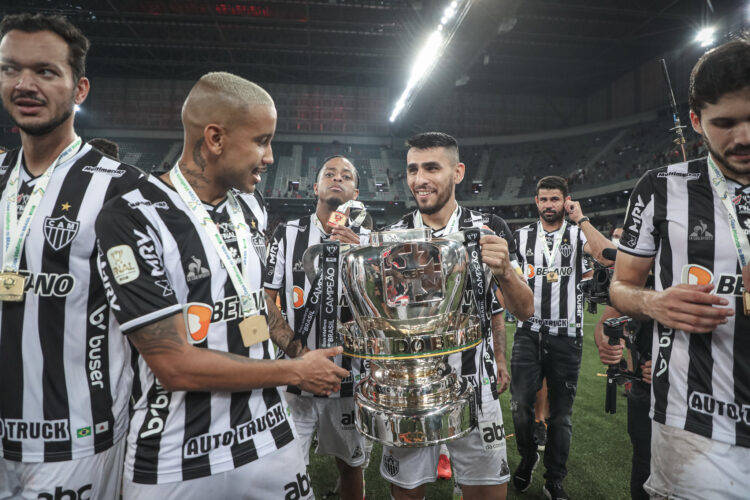 Com a volta de Alonso, qual deve ser a zaga titular do Atlético?