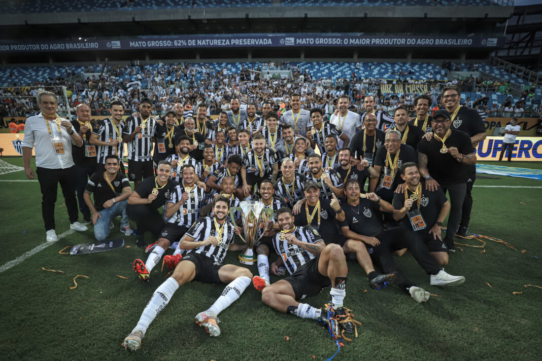 "Maior grupo que o Atlético já teve", declara presidente nos bastidores da conquista da Supercopa "Maior grupo que o Atlético já teve", declara presidente nos bastidores da conquista da Supercopa