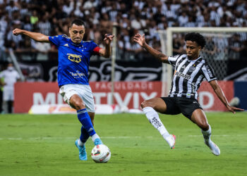 Ronaldo e jogadores do Cruzeiro reclamam da arbitragem do clássico: "Vergonha"