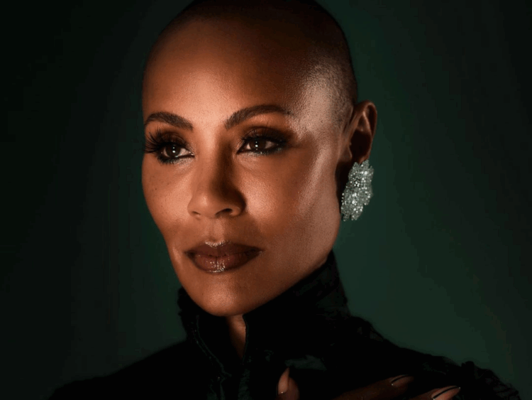 Jada Pinkett Smith. Na foto há uma mulher sem cabelos. Foto: reprodução/Instagram de Jada Smith