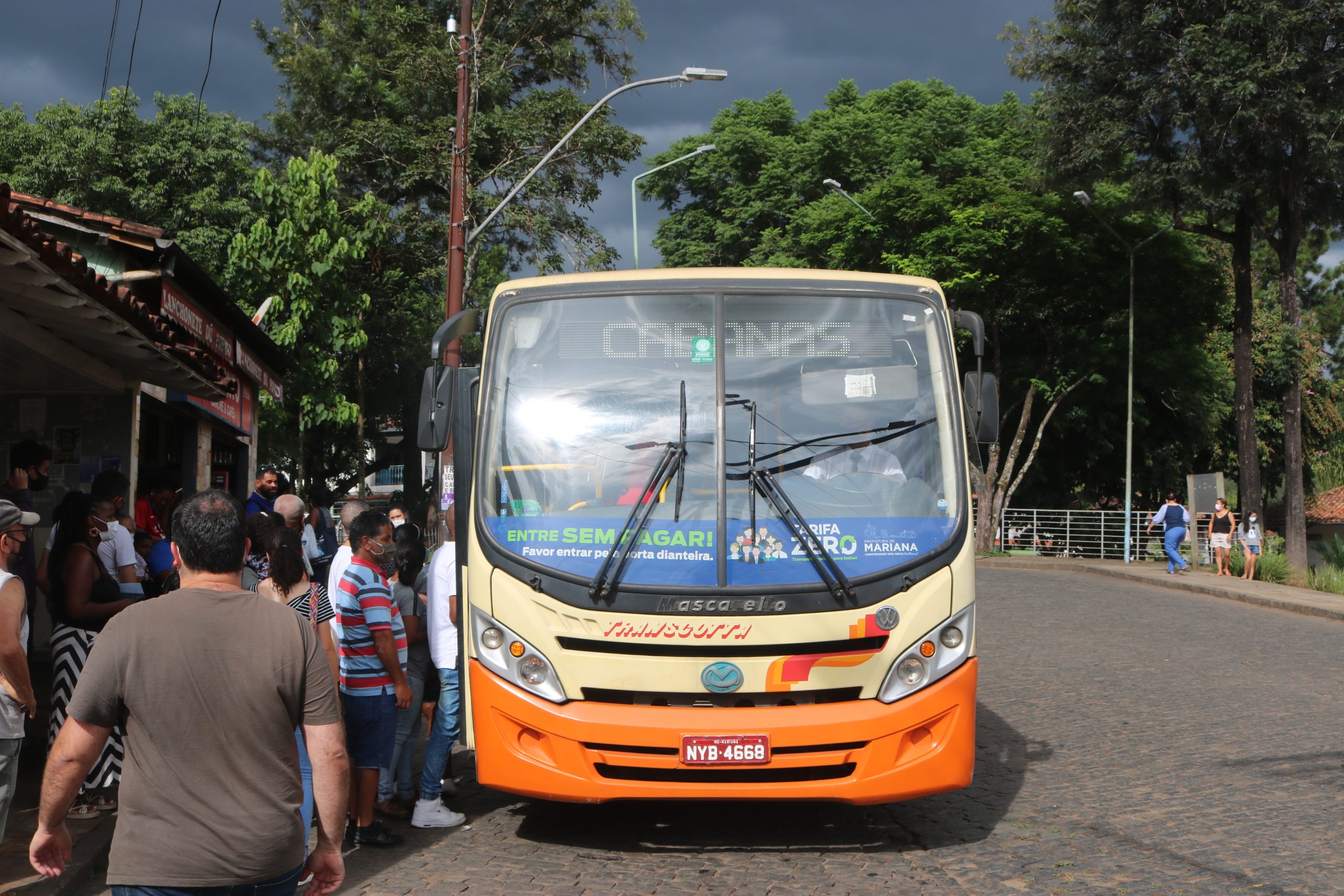 Primeiro mês de ônibus gratuito em Mariana é marcado por superlotação, desorganização e elogios