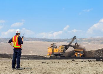 Mineradora contrata soldador, técnico e operador de máquinas