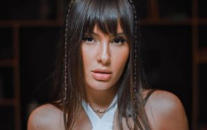 Ex-BBB Thaís Braz diminui 2 centímetros da testa com cirurgia Ex-BBB Thaís Braz diminui 2 centímetros da testa com cirurgia