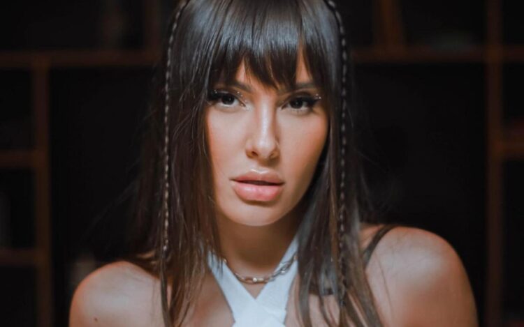 Ex-BBB Thaís Braz diminui 2 centímetros da testa com cirurgia