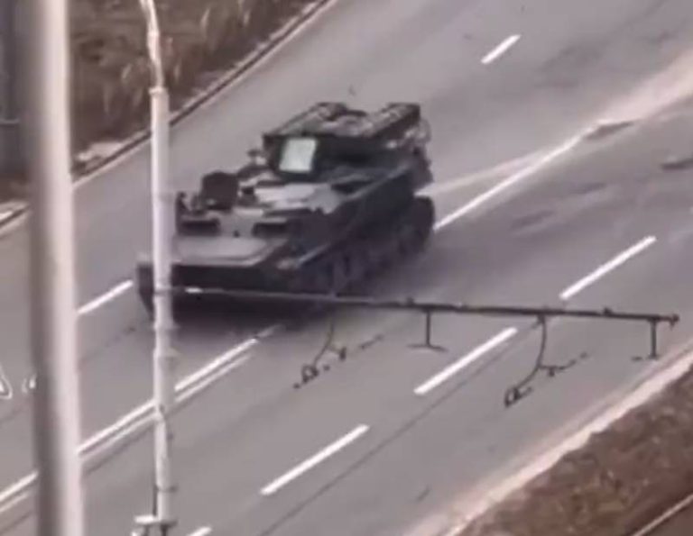Blindado que atropelou carro em Kiev era ucraniano, diz jornalista