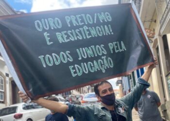 Servidores da educação fazem manifestação pedindo piso salarial, em Ouro Preto