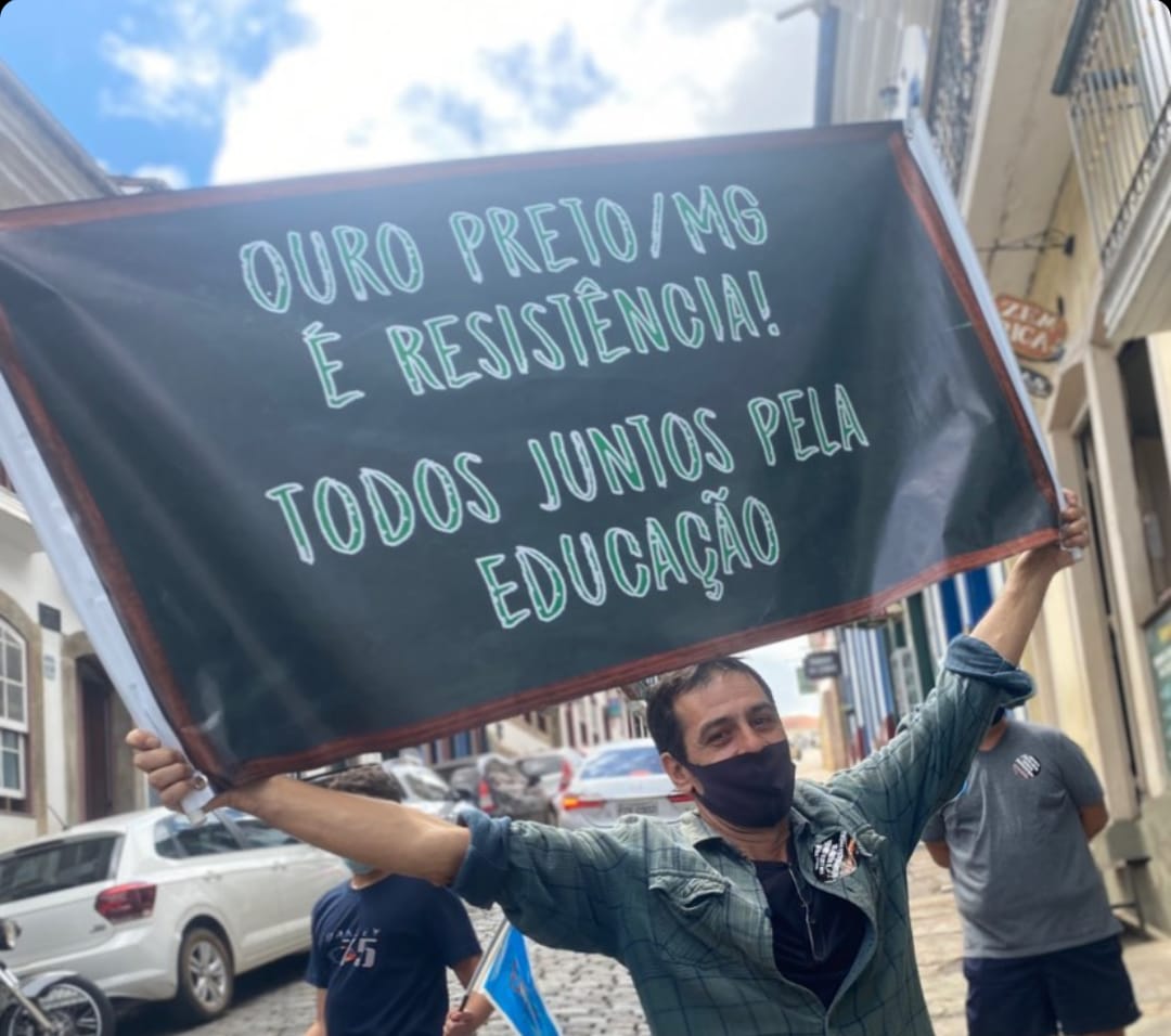 Servidores da educação fazem manifestação pedindo piso salarial, em Ouro Preto