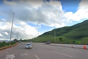 Carro usado por suspeito de feminicídio bate de frente com caminhão na BR-040, em Itabirito Carro usado por suspeito de feminicídio bate de frente com caminhão na BR-040, em Itabirito