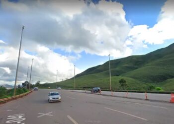 Carro usado por suspeito de feminicídio bate de frente com caminhão na BR-040, em Itabirito