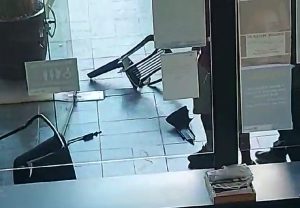 Vídeo mostra homem exaltado e quebrando objetos no hall da Prefeitura de Itabirito Vídeo mostra homem em ataque de fúria, quebrando objetos no hall da Prefeitura de Itabirito