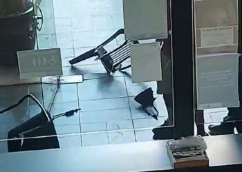 Vídeo mostra homem em ataque de fúria, quebrando objetos no hall da Prefeitura de Itabirito