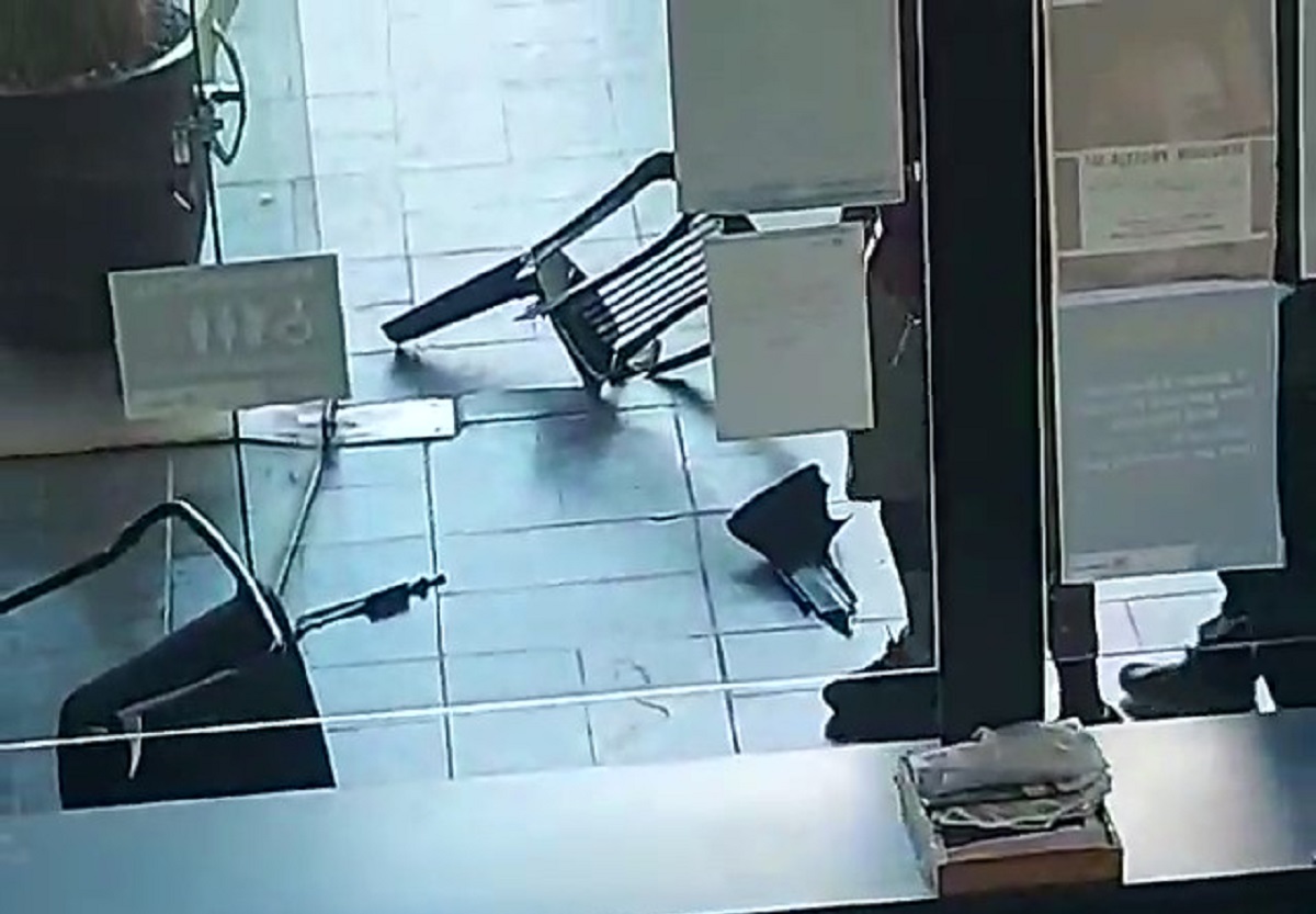 Vídeo mostra homem em ataque de fúria, quebrando objetos no hall da Prefeitura de Itabirito
