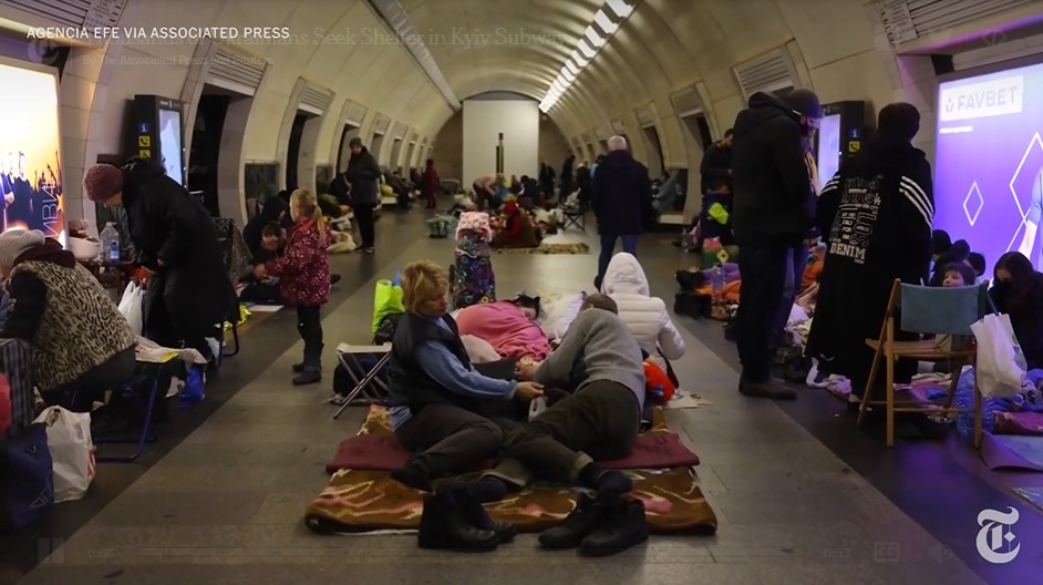 Autoridades em Kiev dizem que cerca de 15.000 pessoas, incluindo muitas crianças, se refugiaram no sistema de metrô para escapar de bombardeios e tiros de artilharia enquanto as forças russas avançam sobre a capital - Imagem: Associated Press via The New York Times
