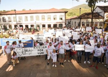 Mariana: em ato, família e amigos da vítima de assassinato na Praça Gomes Freire pedem justiça