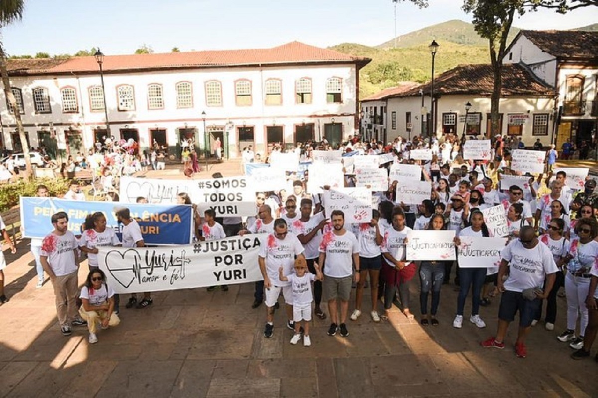 Mariana: em ato, família e amigos da vítima de assassinato na Praça Gomes Freire pedem justiça