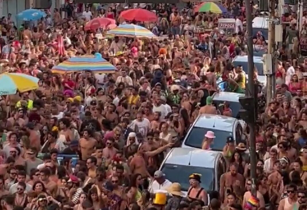 Jornal inglês contesta festas de carnaval em meio à guerra na Ucrânia e brasileiros respondem Jornal inglês contesta festas de carnaval em meio à guerra na Ucrânia e brasileiros respondem