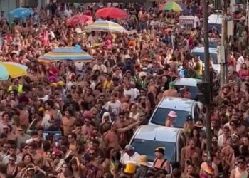 Jornal inglês contesta festas de carnaval em meio à guerra na Ucrânia e brasileiros respondem