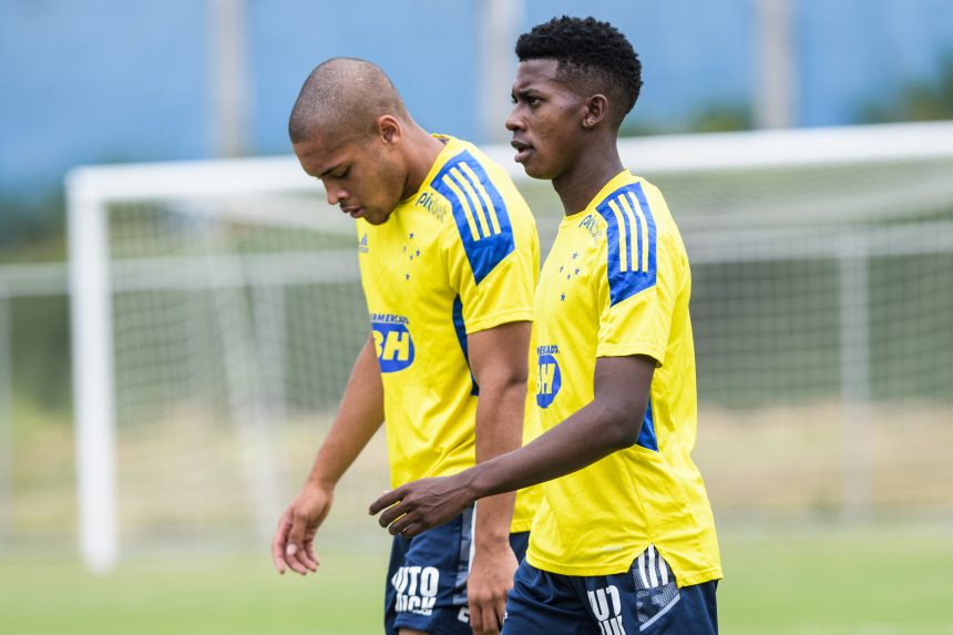 3 promessas da base do Cruzeiro que podem ocupar o lugar de Vitor Roque