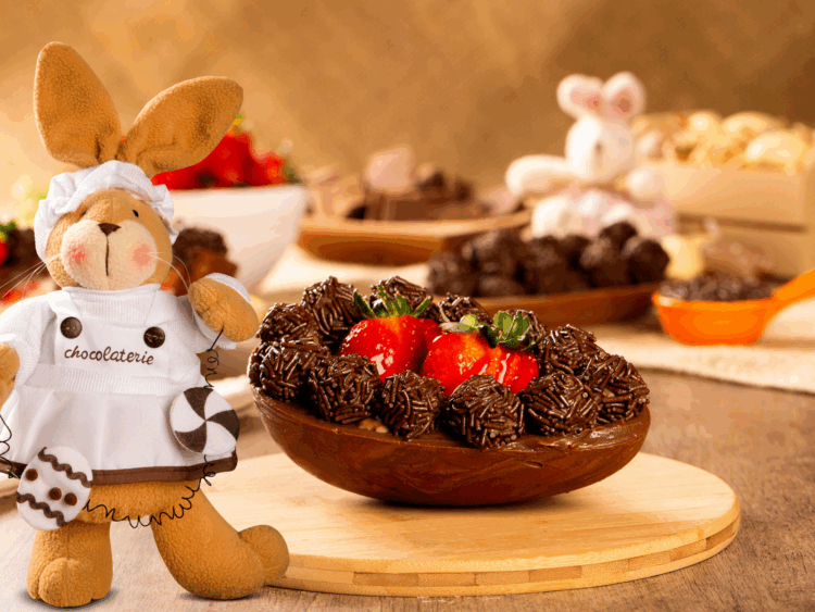 Ovos de chocolate bonecos de coelhinhas. Foto: banco de imagens livres do Canva