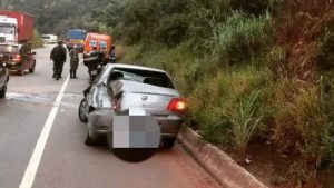 Carro capota na BR-356, em Itabirito