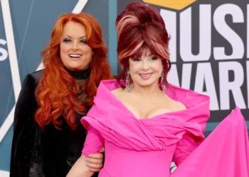A estrela da música country americana Naomi Judd morreu por suicídio após longa batalha contra a saúde mental