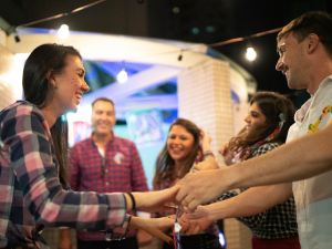 A festa junina para os signos Sagitário, Capricórnio, Aquário e Peixes Signos Sagitário, Capricórnio, Aquário e Peixes em festa junina. Foto: banco de imagens livres do Canva