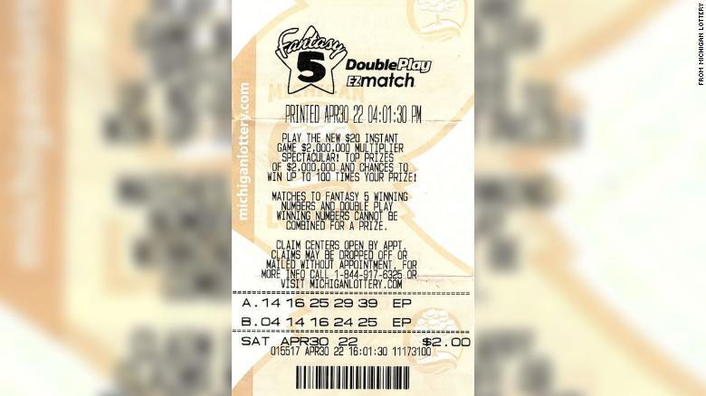 Homem de 65 anos descobre bilhete de loteria esquecido em sua carteira de mais de R$ 1 milhão
