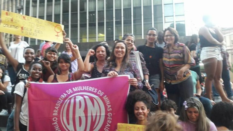 Imagem: Deputada Federal Jô Moraes (acima à direita), Renata Rosa (Presidenta Estadual da UBM-MG) e outra militantes feministas em protesto contra a PEC 181 em Belo Horizonte.