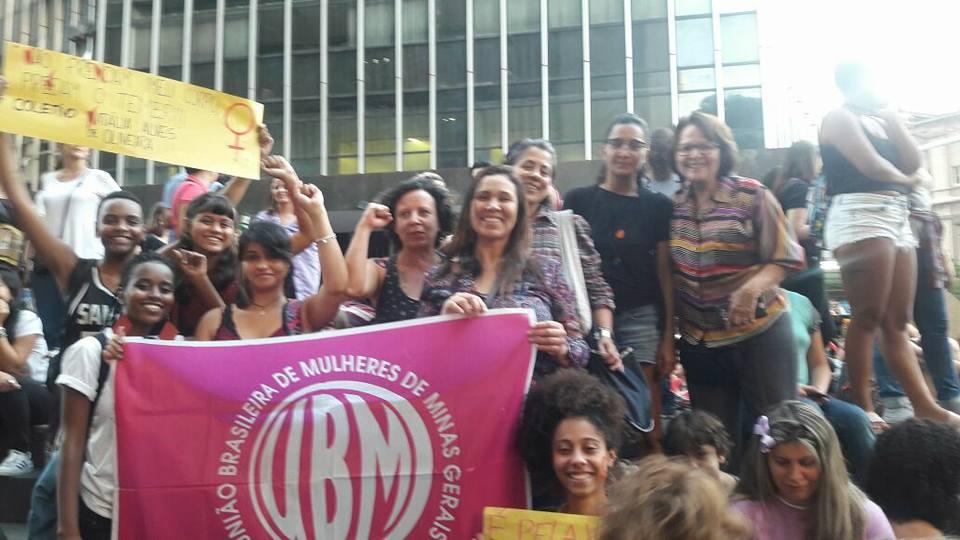Imagem: Deputada Federal Jô Moraes (acima à direita), Renata Rosa (Presidenta Estadual da UBM-MG) e outra militantes feministas em protesto contra a PEC 181 em Belo Horizonte.