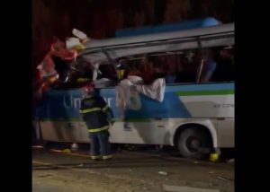 Três pessoas morrem em acidente envolvendo ônibus da Vale e carreta, em Itabira Três pessoas morrem em acidente envolvendo ônibus da Vale e carreta, em Itabira