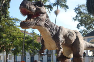 Exposição de dinossauros em Mariana-MG atrai mais de 100 mil pessoas e é estendida até 5 de julho Exposição de dinossauros atrai mais de 100 mil pessoas em Mariana e é estendida até 5 de julho