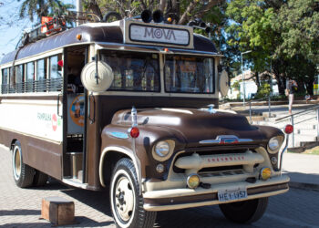 Rolê de Jardineira? Bar do Museu Clube da Esquina fomenta o turismo com tour pela Capital